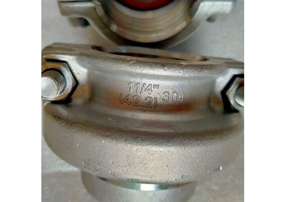 Прочные пластиковые заглушки для труб с силиконовыми уплотнительными кольцами, встроенными в металлические кольца, для эффективной герметизации и защиты концов труб.